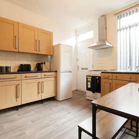 Spacious 4 Bdr Home, Sleeps 8 Group Stays- Free Parking- Pet Friendly Apartment *