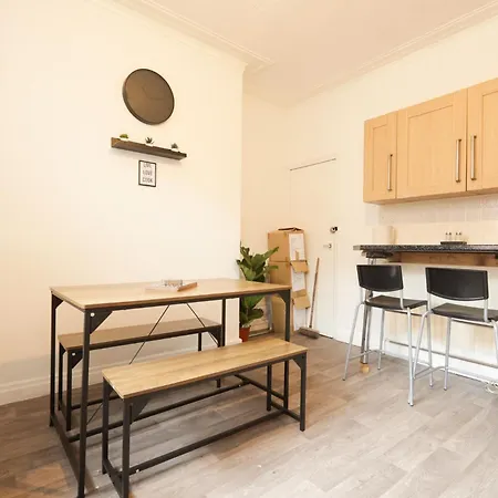 Spacious 4 Bdr Home, Sleeps 8 Group Stays- Free Parking- Pet Friendly Apartment Leeds (West Yorkshire)