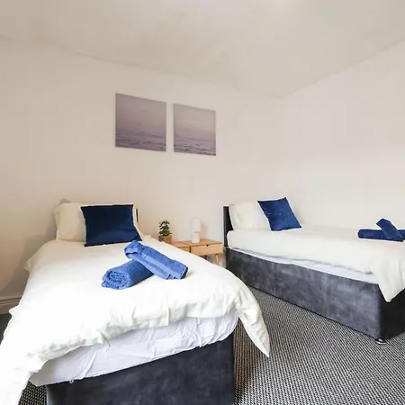 Spacious 4 Bdr Home, Sleeps 8 Group Stays- Free Parking- Pet Friendly Leeds (West Yorkshire)