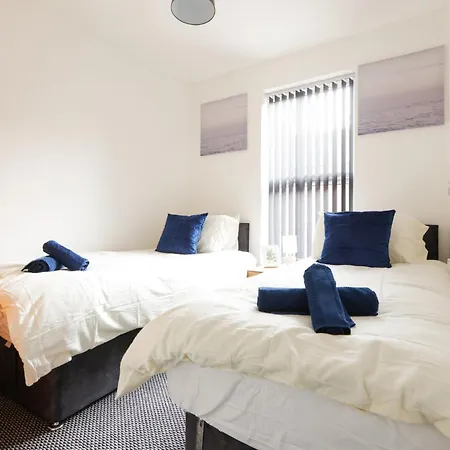 Apartment Spacious 4 Bdr Home, Sleeps 8 Group Stays- Free Parking- Pet Friendly