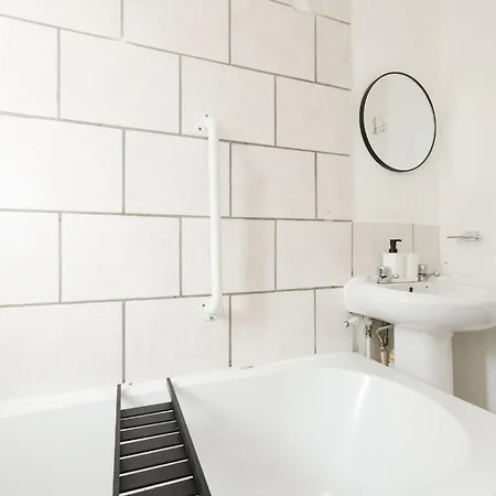 Spacious 4 Bdr Home, Sleeps 8 Group Stays- Free Parking- Pet Friendly Apartment Leeds (West Yorkshire)