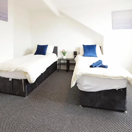 Spacious 4 Bdr Home, Sleeps 8 Group Stays- Free Parking- Pet Friendly * Leeds (West Yorkshire)
