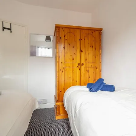 Spacious 4 Bdr Home, Sleeps 8 Group Stays- Free Parking- Pet Friendly