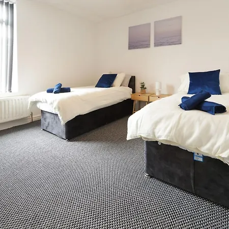 Spacious 4 Bdr Home, Sleeps 8 Group Stays- Free Parking- Pet Friendly Apartment