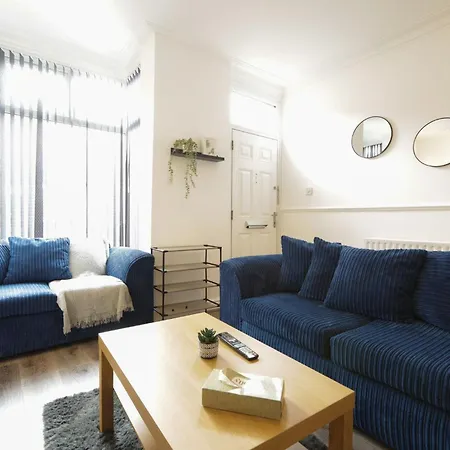 Spacious 4 Bdr Home, Sleeps 8 Group Stays- Free Parking- Pet Friendly Apartment *