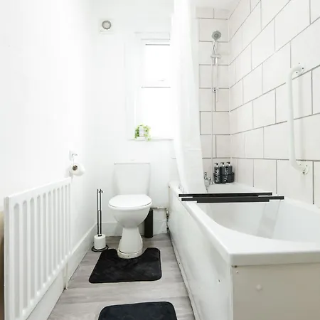 Spacious 4 Bdr Home, Sleeps 8 Group Stays- Free Parking- Pet Friendly Apartment Leeds (West Yorkshire)