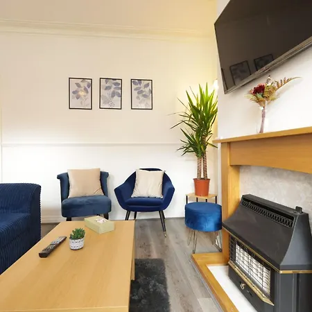 Apartment Spacious 4 Bdr Home, Sleeps 8 Group Stays- Free Parking- Pet Friendly Leeds (West Yorkshire)
