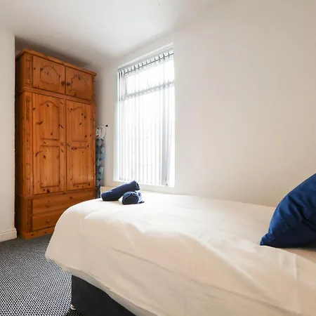 Spacious 4 Bdr Home, Sleeps 8 Group Stays- Free Parking- Pet Friendly