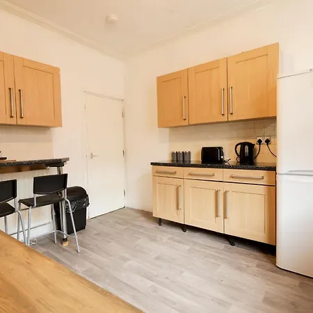 Apartment Spacious 4 Bdr Home, Sleeps 8 Group Stays- Free Parking- Pet Friendly