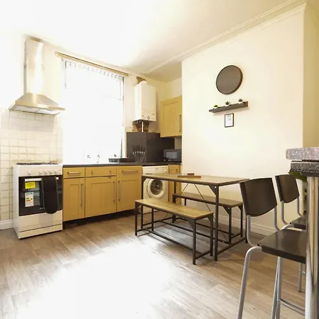 Spacious 4 Bdr Home, Sleeps 8 Group Stays- Free Parking- Pet Friendly Apartment *