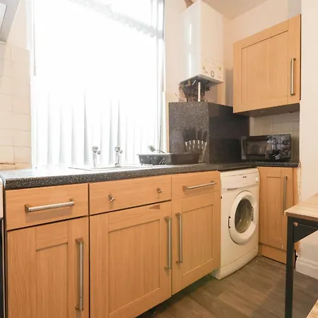 Spacious 4 Bdr Home, Sleeps 8 Group Stays- Free Parking- Pet Friendly Apartment Leeds (West Yorkshire)