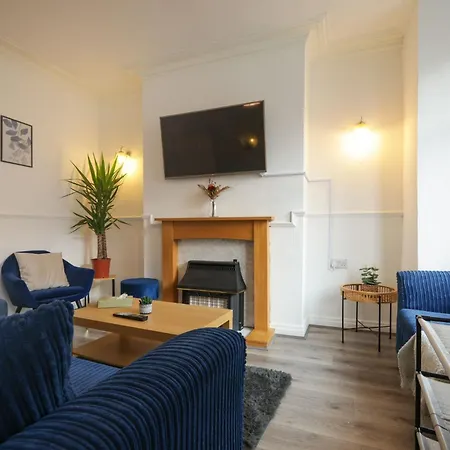 Spacious 4 Bdr Home, Sleeps 8 Group Stays- Free Parking- Pet Friendly *