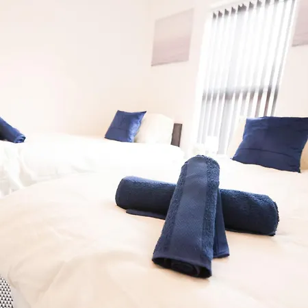 Spacious 4 Bdr Home, Sleeps 8 Group Stays- Free Parking- Pet Friendly