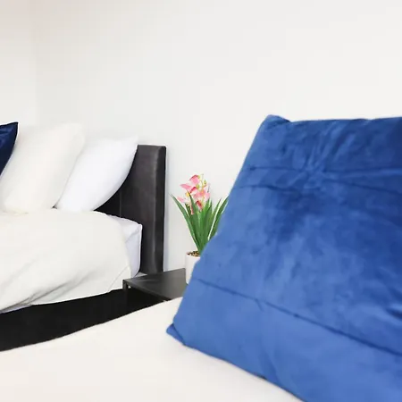 Spacious 4 Bdr Home, Sleeps 8 Group Stays- Free Parking- Pet Friendly Apartment