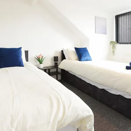 Apartment Spacious 4 Bdr Home, Sleeps 8 Group Stays- Free Parking- Pet Friendly